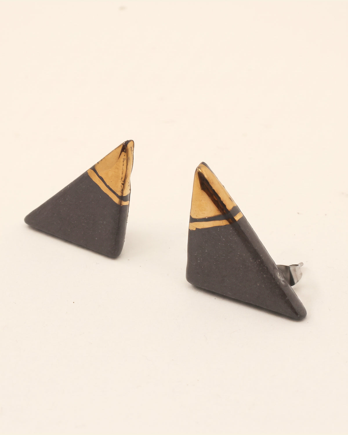 Handmade gold plated triangle earrings, black, gold — packshot