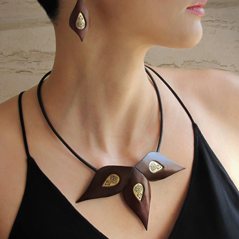Etched Brass & Cow Leather Necklace — Brown & Gold | 2sheen Collection — detail