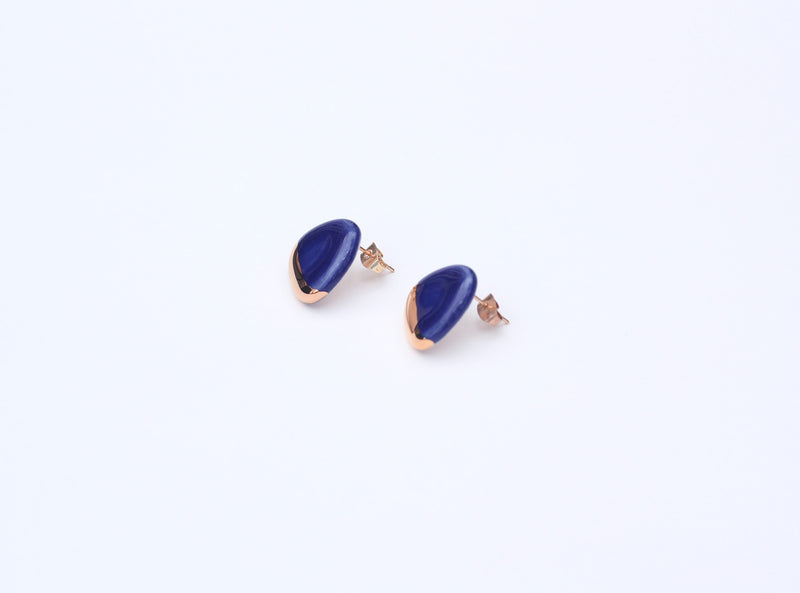 Handmade gold plated triangle earrings, blue, gold — detail