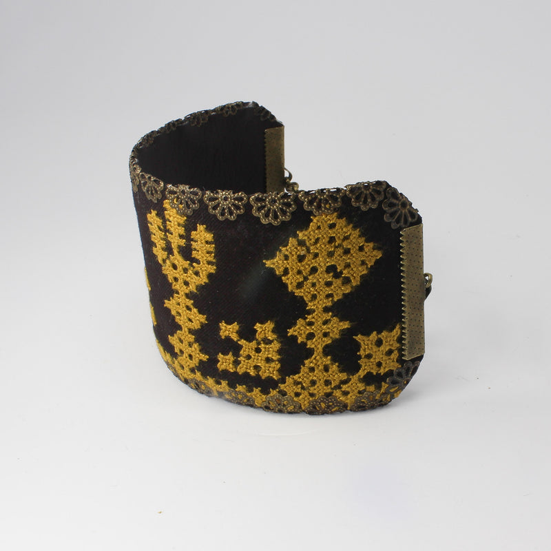 Handmade Balochi embroidered bracelet, yellow, brown — detail