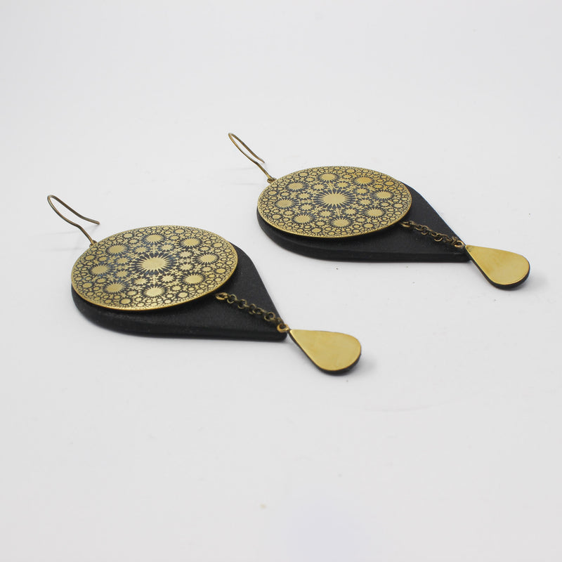 Brass Plate Split Earrings — Gold & Black | 2sheen Collection — detail